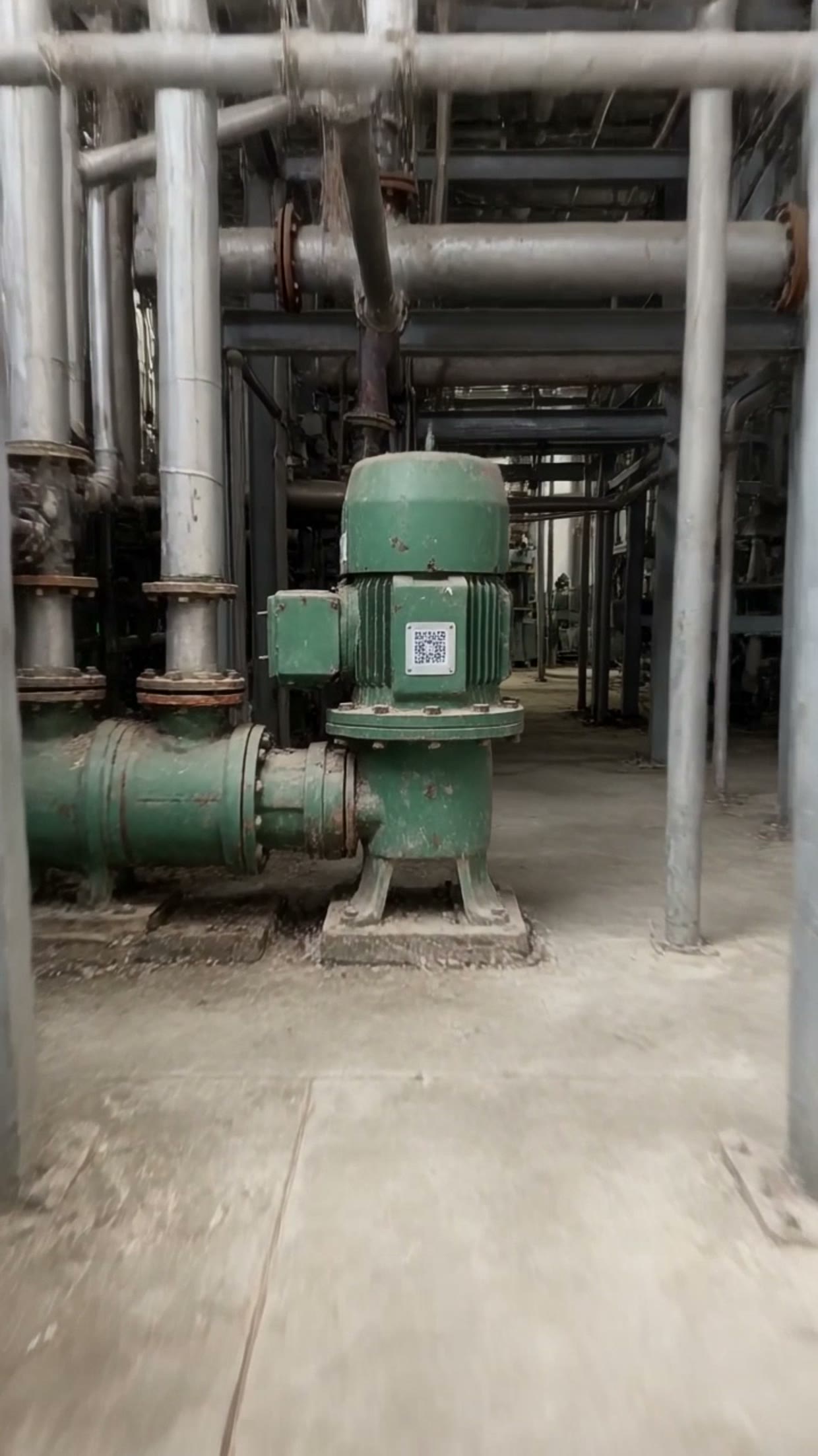 Rugged CPCON QR asset tag fixed to an industrial motor