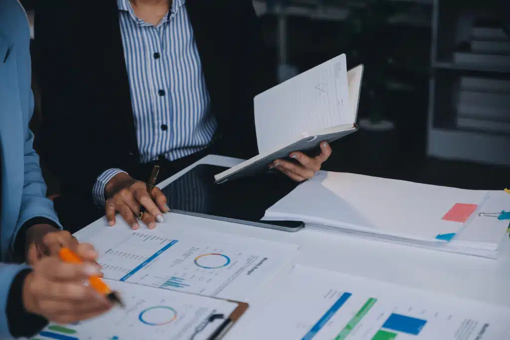 Fund managers team consultation and discuss about analysis Inves